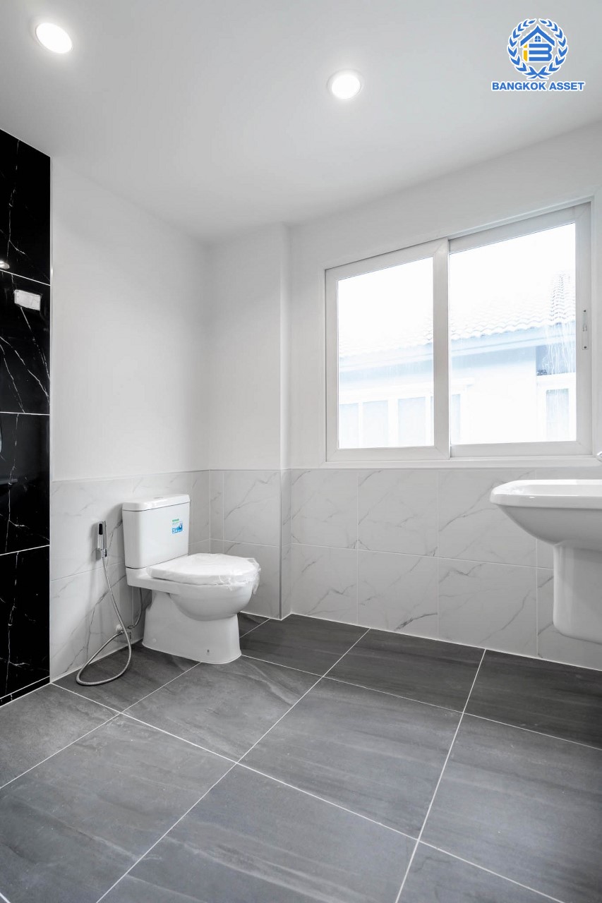 บ้านมือสองตกแต่งใหม่ ม.คาซ่าวิลล์ ราชพฤกษ์-รัตนาธิเบศร์2 แบรนด์ Q.House ต่อเติมครบพร้อมเข้าอยู่ เนื้อที่ 63 ตร.ว. ฟังก์ชันจัดเต็ม 3 ห้องนอน 4 ห้องน้ำ 1ห้องแม่บ้าน จอดรถได้ 2 คัน บนทำเลศักยภาพ ติดถนนราชพฤกษ์ และเพียง 10 นาทีถึงรถไฟฟ้า "สถานีบางรักน้อยท่าอิฐ"